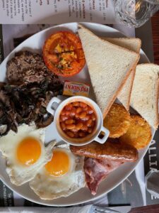 The Flying Scotsman! Eggs, Bacon, Sausage, Baked Beans, Mushrooms, Tomato, Toast and... Haggis!