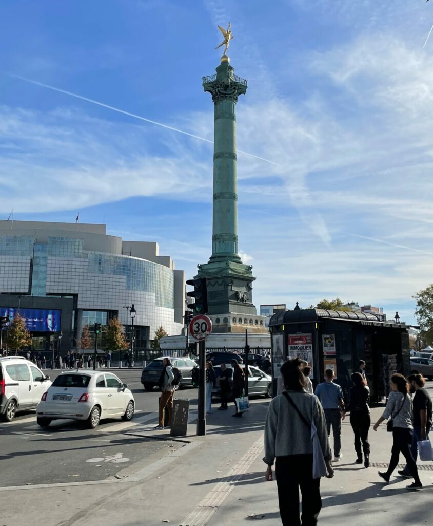 picture of the monument to the Bastille